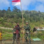 Kibarkan Bendera Merah Putih di Pelosok Papua Tanamkan Semangat Kebangsaan