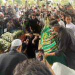 Prosesi Pemakaman Ray Sahetapy dengan Penuh Haru