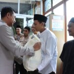 Safari Religi, Kapolres Jakbar Shalat Jumat dan Bagikan Bantuan di Masjid Taman Ibadah