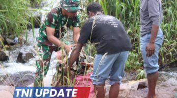 Bersama Warga Bergotong-royong Bersihkan Sampah di Sepanjang Aliran Sungai Kab Puncak Jaya
