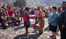 Penyerahan Bantuan Sembako Kepada Masyarakat Pengungsi Dari Tiga Distrik di Kabupaten Puncak