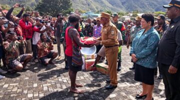 Penyerahan Bantuan Sembako Kepada Masyarakat Pengungsi Dari Tiga Distrik di Kabupaten Puncak