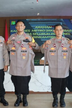 Pengarahan Langsung dan Pemberian Atribut PDL Pada Jajaran Polres Metro Jakbar