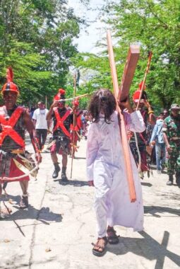 Pengamanan Kegiatan Ibadah dan Prosesi Jalan Salib di Distrik Mimika Timur