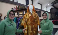 Inilah Ny. Eka Agustina Pratiwi, S.E Yang Menekuni Kerajinan Kain Sasirangan sejak 1984