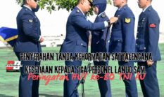 Penyerahkan Tanda Kehormatan Satyalencana Kesetiaan kepada Tiga personel Lanud Sam