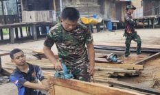 Menuntaskan Proses Pemasangan Pintu MCK Umum di Kampung Keakwa