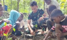 Ajak Anak-anak Menanam Mangrove