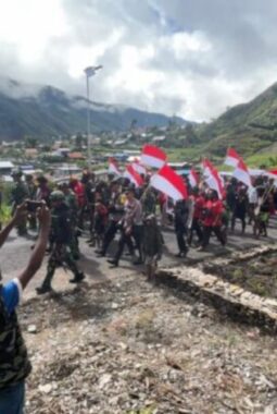 Aksi Kolosal Pembentangan Bendera Merah Putih Sepanjang 50 Meter di Puncak Jaya