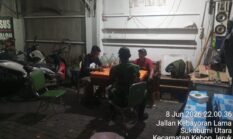 Sertu Hadi Ermanto Berikan Rasa Semengat Dengan Menyambangi Warga Yang Sedang Siskamling atau Pam Swakarsa
