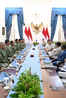 Melaporkan Perkembangan Berbagai Program Strategis TNI Kepada Presiden Prabowo Subianto di Istana Merdeka