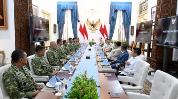 Melaporkan Perkembangan Berbagai Program Strategis TNI Kepada Presiden Prabowo Subianto di Istana Merdeka