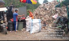 Dengan Menggunakan Alat Seadanya, Babinsa ini mengajak Anggota PPSU Bersihkan Sampah Yang menumpuk