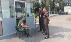 Silaturahmi Kunci Keamanan, Babinsa Kedoya Utara Komsos dengan Keamanan RW 05