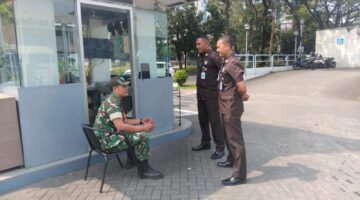 Silaturahmi Kunci Keamanan, Babinsa Kedoya Utara Komsos dengan Keamanan RW 05