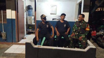Sertu Sulistiyono Dampingi Petugas Keamanan Kedoya Selatan Jaga Malam