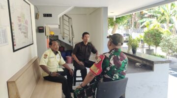 Sapa Akrab Babinsa Kebon Jeruk Ngobrol Santai Bareng Satpam Tosiga Karmel