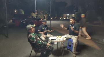 Begadang Bareng Warga! Babinsa Koramil 05 Tegas Jaga Siskamling Cassagoya