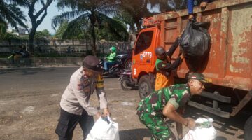 Satgas Sampah Kodim 0503 JB Bersihkan Jalan Panjang Alteri, Kel.Sukabumi Utara Makin Rapi