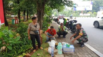 Senyum Pagi Kedoya: Babinsa, Ojol, dan Pedagang Asongan Satu Visi Tertib Aman