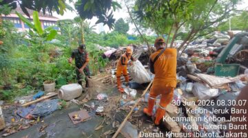 Gas Bersih Kebon Jeruk: Satgas Sampah Koramil 05/KJ Turun Tangan Tuntaskan Titik Kotor
