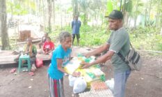 Kepala Suku Kampung Suskun Berbagi Sembako