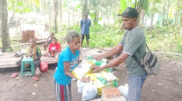 Kepala Suku Kampung Suskun Berbagi Sembako