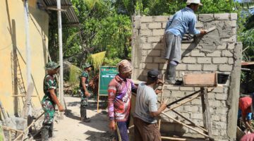 Kebut Pembangunan MCK di Tengah Cuaca Terik