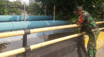 Babinsa Koramil 05/KJ Pantau Langsung Titik Banjir dan Genangan air