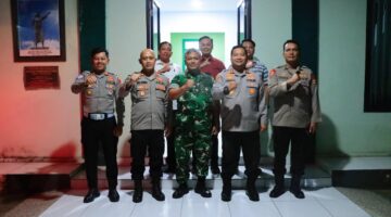 Kapolresta Ambon Kombes Pol Andrias Susanto Nugroho, S.I.K, M.Si bersama Dandim 1504/Ambon Kolonel Inf Hari Sandra di Makodim 1504/Ambon.