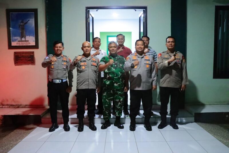 Kapolresta Ambon Kombes Pol Andrias Susanto Nugroho, S.I.K, M.Si bersama Dandim 1504/Ambon Kolonel Inf Hari Sandra di Makodim 1504/Ambon.