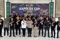 Kabid Humas Polda Maluku Kombes Rositah Umasugi,S.I.K bersama para pemenang turnamen e-sport mobile legends Kapolda Maluku 2026