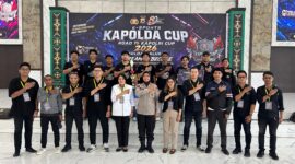 Kabid Humas Polda Maluku Kombes Rositah Umasugi,S.I.K bersama para pemenang turnamen e-sport mobile legends Kapolda Maluku 2026