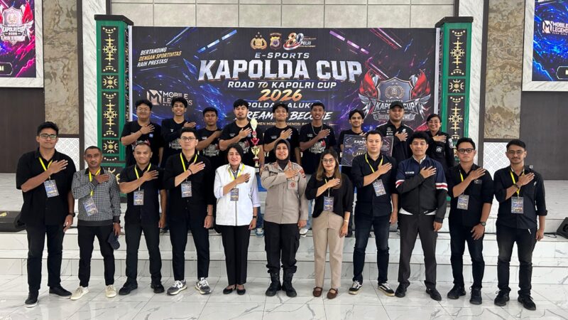 Kabid Humas Polda Maluku Kombes Rositah Umasugi,S.I.K bersama para pemenang turnamen e-sport mobile legends Kapolda Maluku 2026