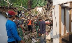 Gercep Evakuasi Rumah Warga yang Tertimpa Pohon Tumbang di Kampung Nabeng Kebon, Pandeglang