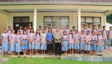 Kapolresta Ambon Kombes Pol Andrias Susanto Nugroho, S.I.K., M.Si, bersama Kepsek dan siswa/siswi SMA Negeri 14 Kabupaten Maluku Tengah usai gelar program