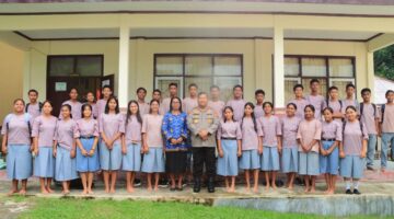 Kapolresta Ambon Kombes Pol Andrias Susanto Nugroho, S.I.K., M.Si, bersama Kepsek dan siswa/siswi SMA Negeri 14 Kabupaten Maluku Tengah usai gelar program