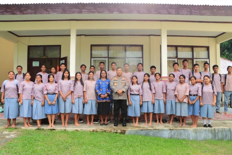 Kapolresta Ambon Kombes Pol Andrias Susanto Nugroho, S.I.K., M.Si, bersama Kepsek dan siswa/siswi SMA Negeri 14 Kabupaten Maluku Tengah usai gelar program 