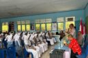 Dirbinmas Polda Maluku Kombes Pol Hujra Soumena, S.I.K, M.H menjadi guru sehari Kamis (23/7/2026) di SMAN 10 Malteng di Negeri Lima, membawakan materi tentang Kesadaran Hukum.