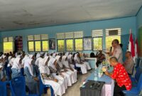 Dirbinmas Polda Maluku Kombes Pol Hujra Soumena, S.I.K, M.H menjadi guru sehari Kamis (23/7/2026) di SMAN 10 Malteng di Negeri Lima, membawakan materi tentang Kesadaran Hukum.