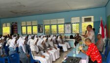 Dirbinmas Polda Maluku Kombes Pol Hujra Soumena, S.I.K, M.H menjadi guru sehari Kamis (23/7/2026) di SMAN 10 Malteng di Negeri Lima, membawakan materi tentang Kesadaran Hukum.