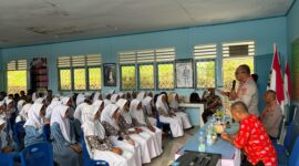 Dirbinmas Polda Maluku Kombes Pol Hujra Soumena, S.I.K, M.H menjadi guru sehari Kamis (23/7/2026) di SMAN 10 Malteng di Negeri Lima, membawakan materi tentang Kesadaran Hukum.