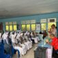 Dirbinmas Polda Maluku Kombes Pol Hujra Soumena, S.I.K, M.H menjadi guru sehari Kamis (23/7/2026) di SMAN 10 Malteng di Negeri Lima, membawakan materi tentang Kesadaran Hukum.