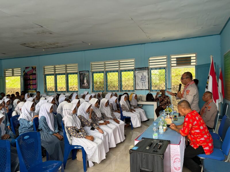 Dirbinmas Polda Maluku Kombes Pol Hujra Soumena, S.I.K, M.H menjadi guru sehari Kamis (23/7/2026) di SMAN 10 Malteng di Negeri Lima, membawakan materi tentang Kesadaran Hukum.