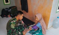 Personel Tim Kesehatan Satgas TMMD Mengunjungi Rumah Warga
