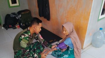 Personel Tim Kesehatan Satgas TMMD Mengunjungi Rumah Warga