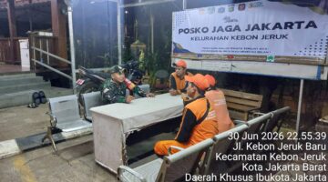 Patroli Malam Kebon Jeruk Gaspol, Babinsa Serka Yusuf Cek Siskamling Bareng PPSU