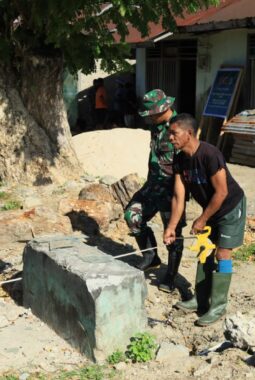 Prajurit TNI, Polri dan Warga Bahu-membahu Mengerjakan Sasaran Fisik TMMD