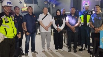 Owner Blitz92 Albert Tanihaha (Ko Yongki) bersama tim operasi Antik Salawaku 2026 usai kegiatan.