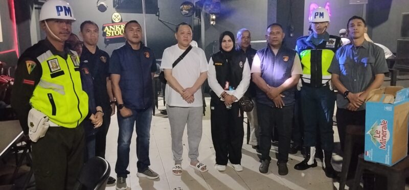 Owner Blitz92 Albert Tanihaha (Ko  Yongki) bersama tim operasi Antik Salawaku 2026 usai kegiatan.
